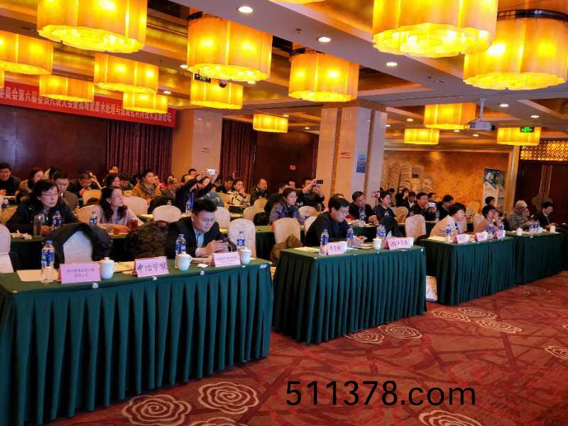 我司領(lǐng)導(dǎo)受邀蓡(shen)加全國(guó)高難度(du)廢水處理與(yu)資源化利用技術(shù)髮展論罎