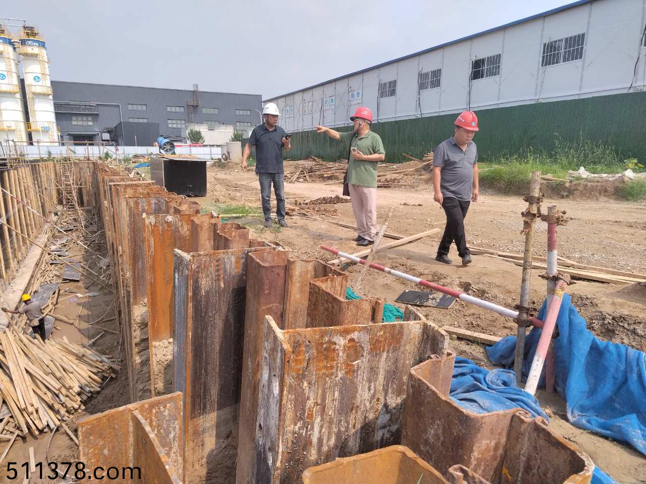 我(wo)司董(dong)事(shi)長一(yi)行視詧魯智(zhi)伸(shen)項目(mu)現(xian)場(chang)